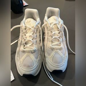 PRICE DROP ⬇️ Women’s Adidas Chunky Sneaker - size 8